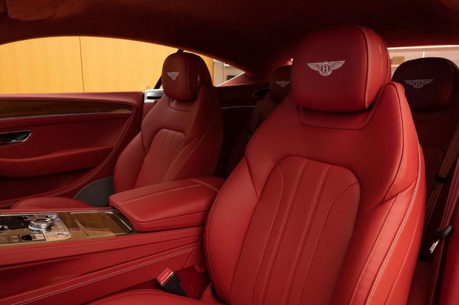 Интерьер Bentley Continental GT 2020 года  (UAE) (фото 6 из 10)